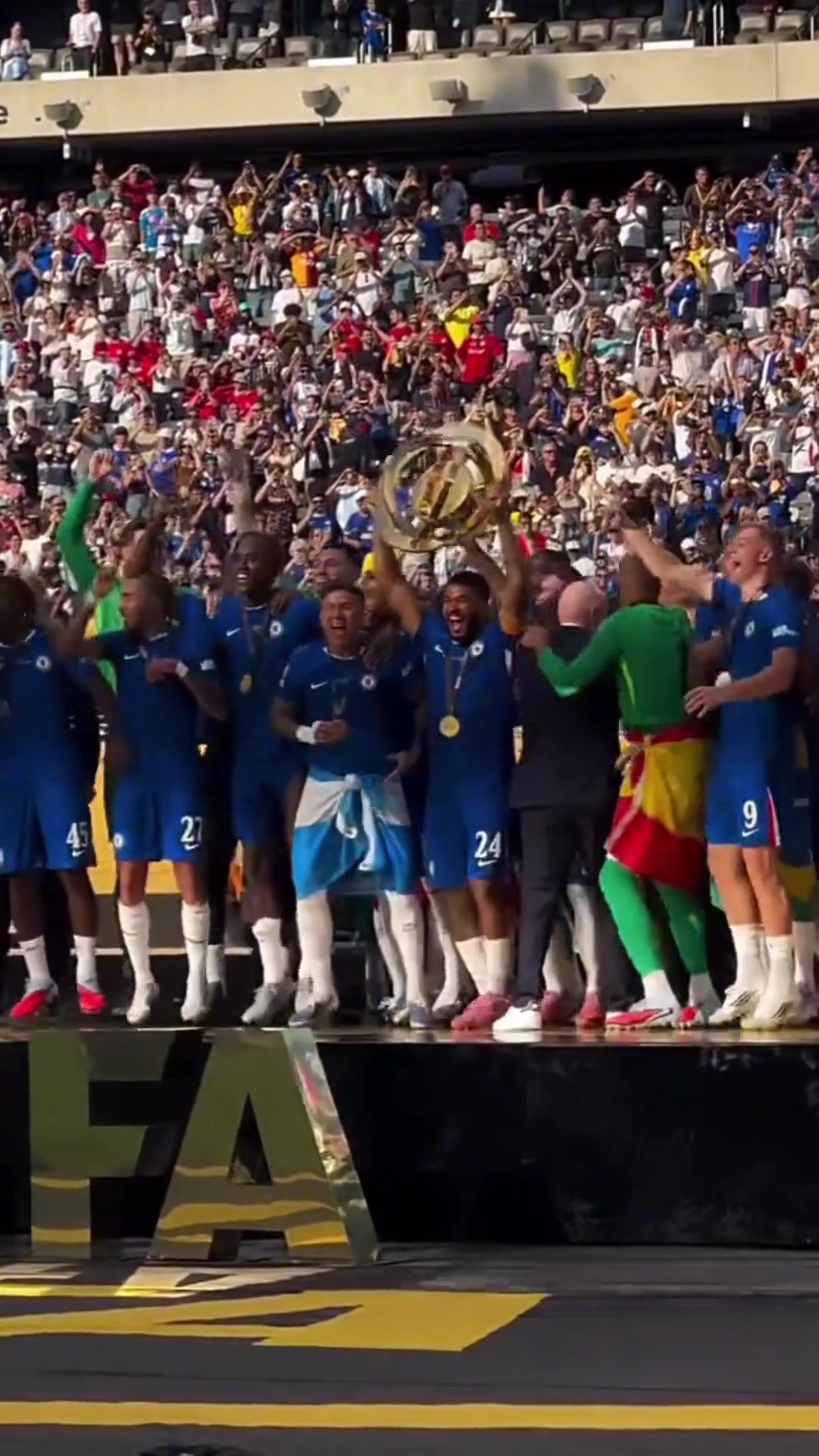 九游娱乐-詹姆斯重返赛场，持续失利首场状态出色，切尔西观众沸腾！赛场气氛高涨的简单介绍