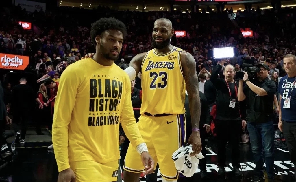 九游娱乐-詹姆斯新星战术调整表现突出，湖人前途光明！上演精彩一战的简单介绍