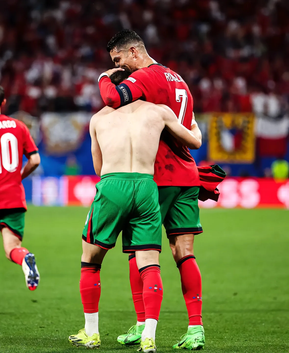 九游娱乐-C罗在C9比赛中势不可挡，出色防守引发热议！的简单介绍